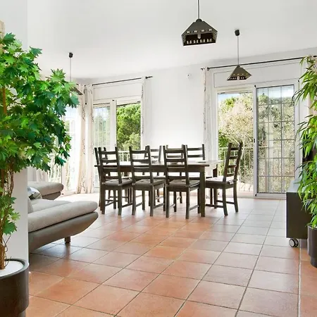 Sleeps 10 Villa *