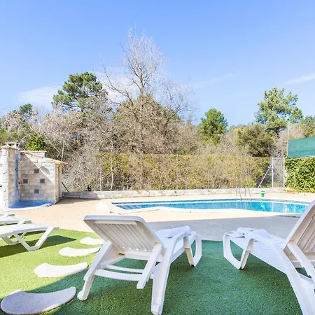 Sleeps 10 *